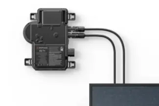 Connettori Mc4 direttamente integrati nei microinverter Enphase Energy.