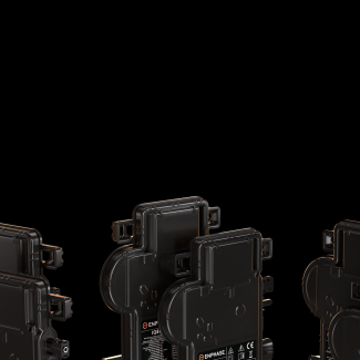 IQMicroinverters_FamilyOfSix_NL_FR.png