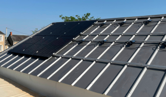 Zonnepanelen en Enphase-micro-omvormers geïnstalleerd op een dak.
